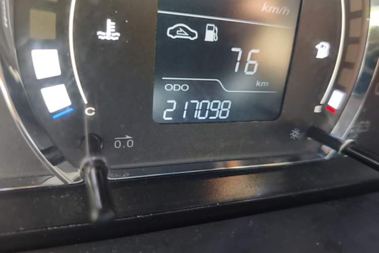 Used Roewe 350 2013 350S 1.5L Manual Xunchi Edition Odometer Close Up