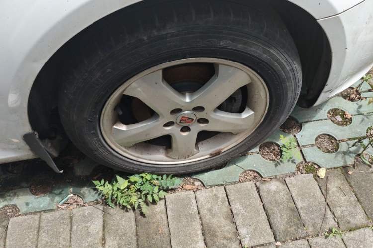 Used Roewe 350 2013 350C 1.5L Automatic Xunyue Edition Right Front Wheel Hub