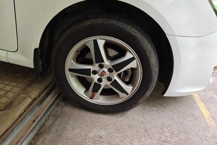 Used Roewe 350 2013 350S 1.5L Automatic Xunda Edition Right Front Wheel Hub