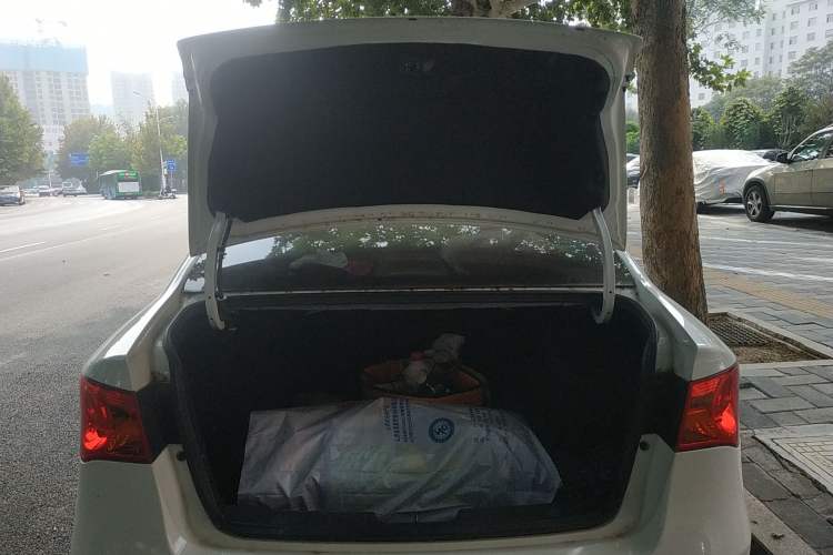 Used Roewe 350 2013 350S 1.5L Manual Xunchi Edition Trunk