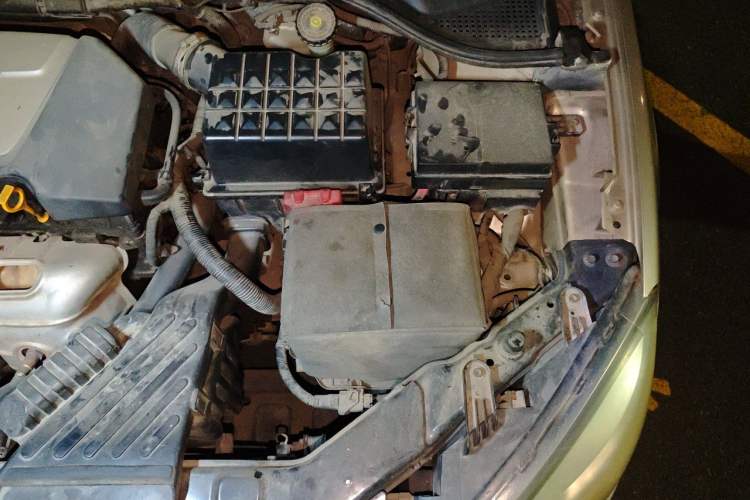 Used Roewe 350 2013 350S 1.5L Manual Xunchi Edition Engine Bay Left