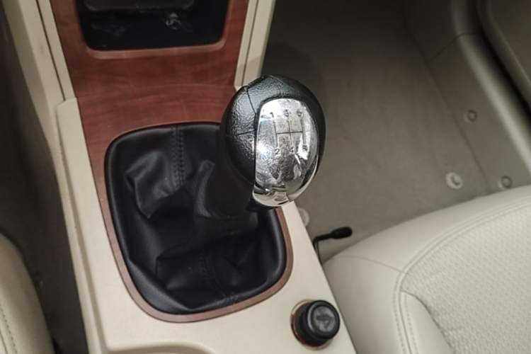 Used Roewe 350 2014 1.5L Manual Swift Edition Gear Lever