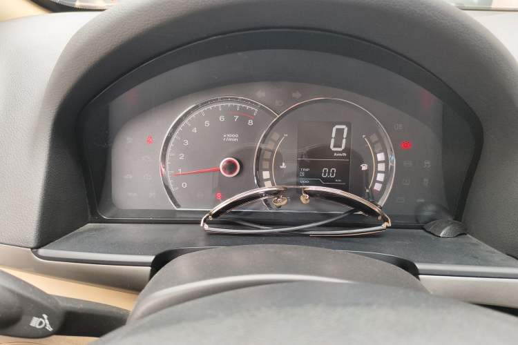 Used Roewe 350 2014 1.5L Manual Xunchi Edition Odometer Close Up