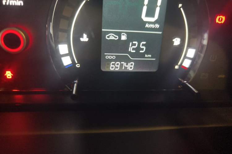 Used Roewe 350 2014 1.5L Manual Swift Edition Odometer Close Up