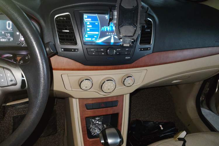 Used Roewe 350 2014 1.5L Automatic Xunyue Version Audio And AC Panel