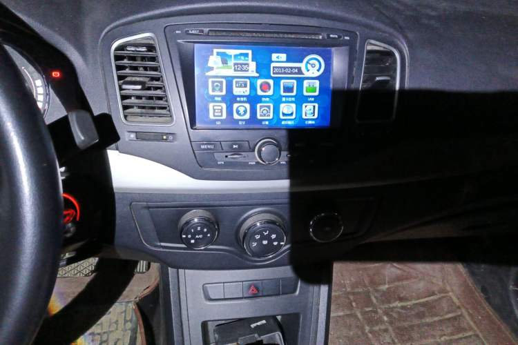 Used Roewe 350 2014 1.5L Automatic Xunda Edition Audio And AC Panel