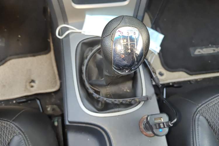 Used Roewe 350 2014 1.5L Manual Swift Edition Gear Lever