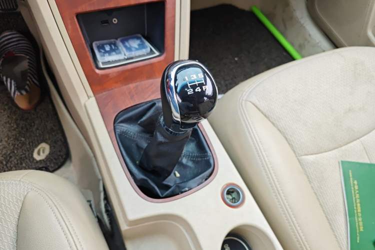 Used Roewe 350 2014 1.5L Manual Swift Edition Gear Lever