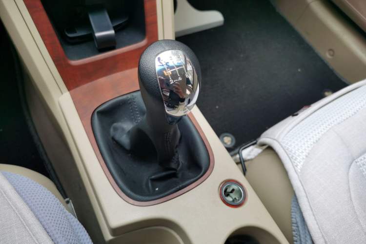 Used Roewe 350 2014 1.5L Manual Swift Edition Gear Lever