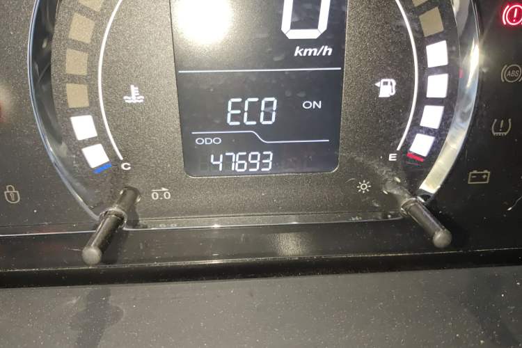 Used Roewe 350 2014 1.5L Manual Swift Edition Odometer Close Up