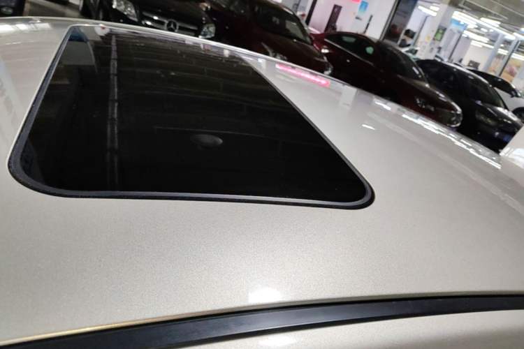 Used Roewe 350 2014 1.5T Automatic Jingyi Edition Roof
