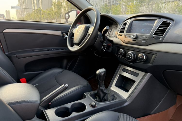 Used Roewe 350 2014 1.5L Manual Swift Edition Interior 9