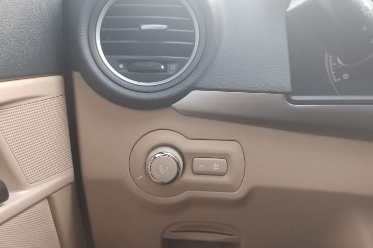 Used Roewe 350 2014 1.5L Manual Xunchi Edition Interior 6
