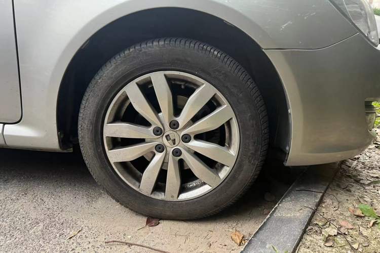 Used Roewe 350 2014 1.5L Automatic Xunyue Version Right Front Wheel Hub