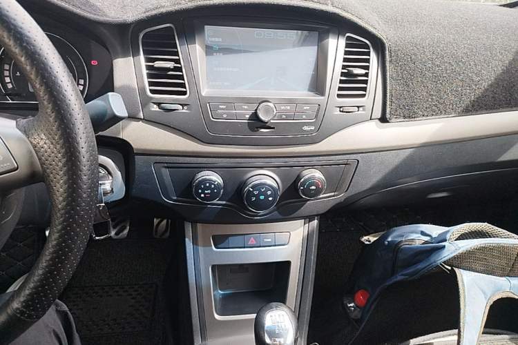 Used Roewe 350 2014 1.5T Manual Jingrui Edition Audio And AC Panel