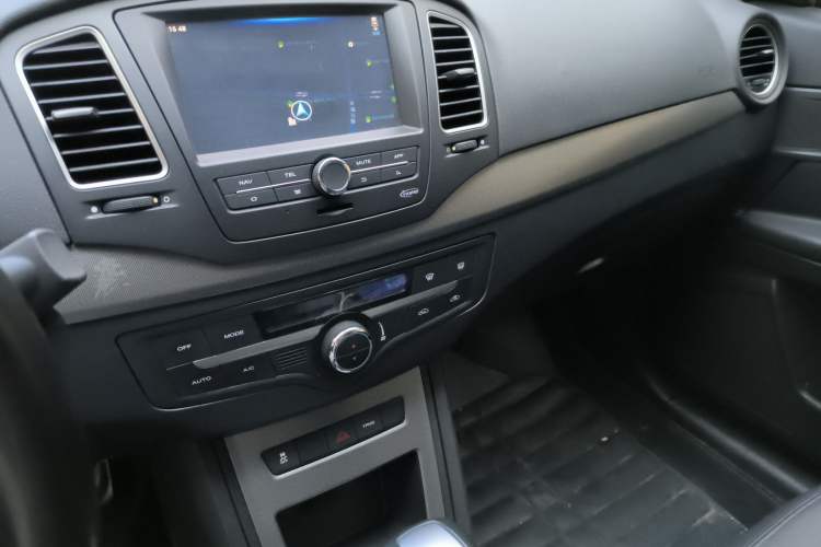 Used Roewe 350 2014 1.5T Automatic JingShang Edition Audio And AC Panel