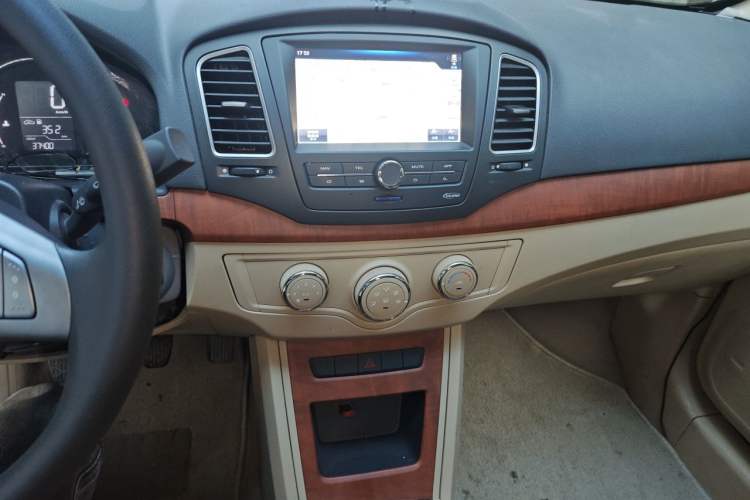 Used Roewe 350 2014 1.5L Manual Swift Edition Audio And AC Panel