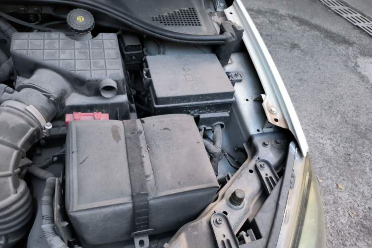 Used Roewe 350 2014 1.5T Automatic JingShang Edition Engine Bay Left