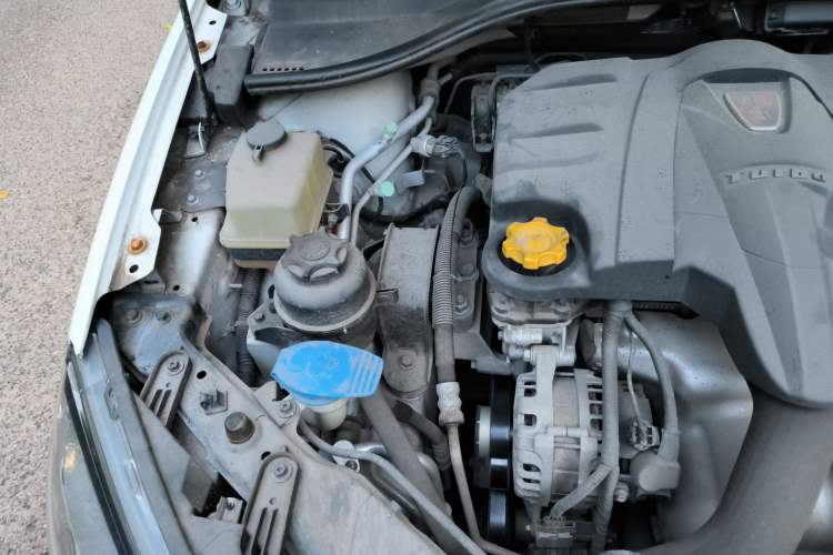 Used Roewe 350 2014 1.5T Automatic JingShang Edition Engine Bay Right