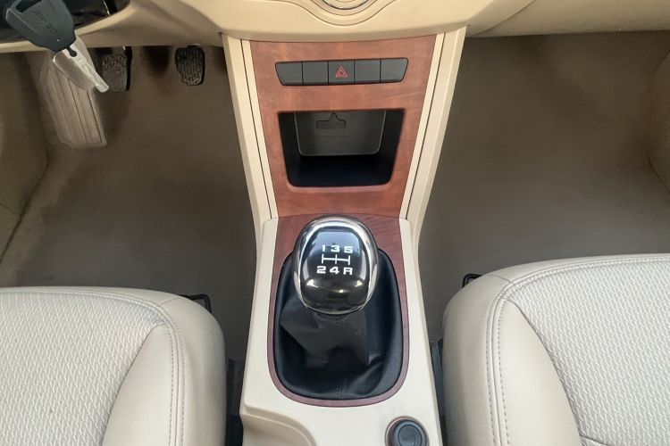 Used Roewe 350 2014 1.5L Manual Swift Edition Gear Lever
