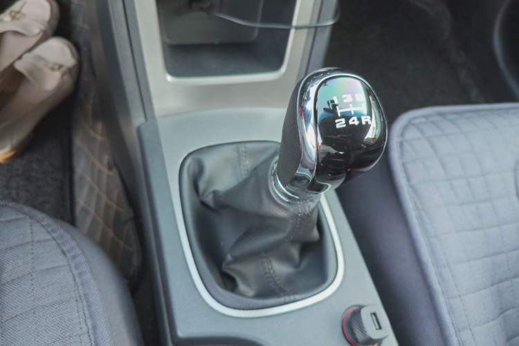Used Roewe 350 2014 1.5L Manual Swift Edition Gear Lever