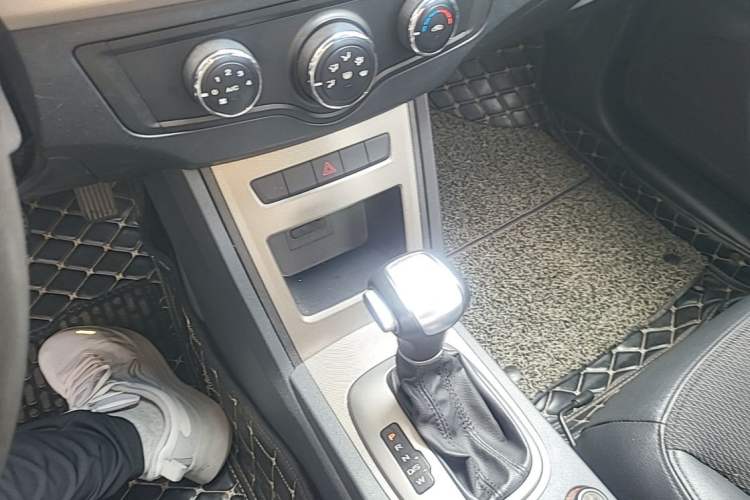 Used Roewe 350 2014 1.5L Automatic Xunyue Version Gear Lever