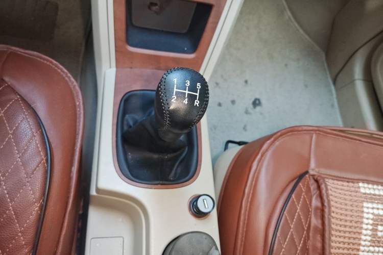Used Roewe 350 2014 1.5L Manual Swift Edition Gear Lever