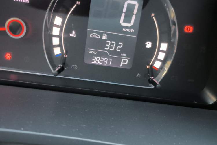 Used Roewe 350 2014 1.5T Automatic JingShang Edition Odometer Close Up