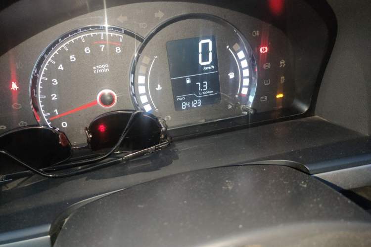 Used Roewe 350 2014 1.5L Manual Xunchi Edition Odometer Close Up