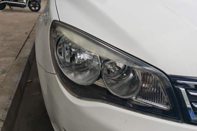 Used Roewe 350 2014 1.5L Automatic Xunda Edition Right Front Headlight