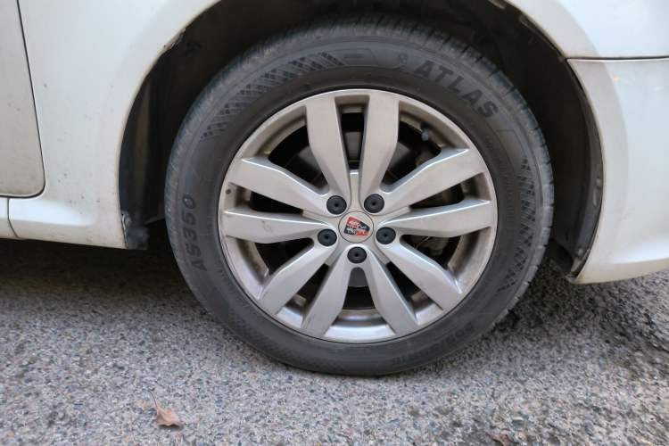 Used Roewe 350 2014 1.5T Automatic JingShang Edition Right Front Wheel Hub
