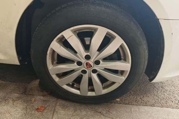 Used Roewe 350 2014 1.5L Automatic Xunda Edition Right Front Wheel Hub