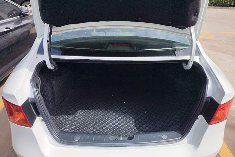 Used Roewe 350 2014 1.5T Manual Jingrui Edition Trunk