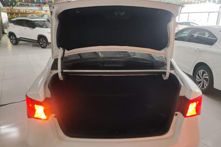 Used Roewe 350 2014 1.5L Automatic Xunyue Version Trunk