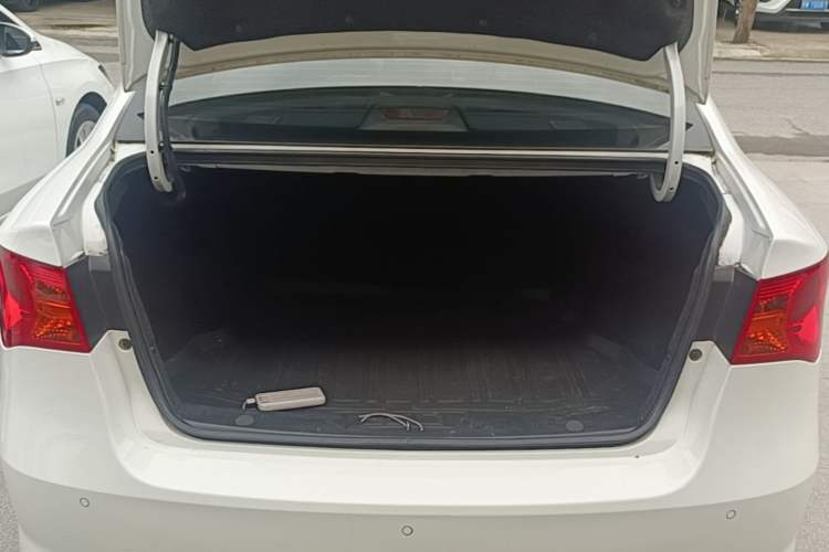 Used Roewe 350 2014 1.5L Automatic Xunyue Version Trunk