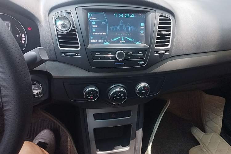 Used Roewe 350 2014 1.5L Manual Swift Edition Audio And AC Panel