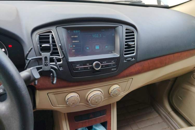 Used Roewe 350 2014 1.5L Manual Swift Edition Audio And AC Panel