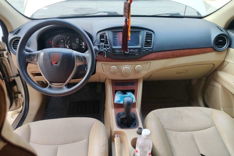 Used Roewe 350 2014 1.5L Manual Swift Edition Center Console