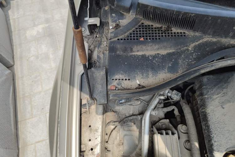 Used Roewe 350 2014 1.5L Automatic Xunyue Version Engine Bay Right