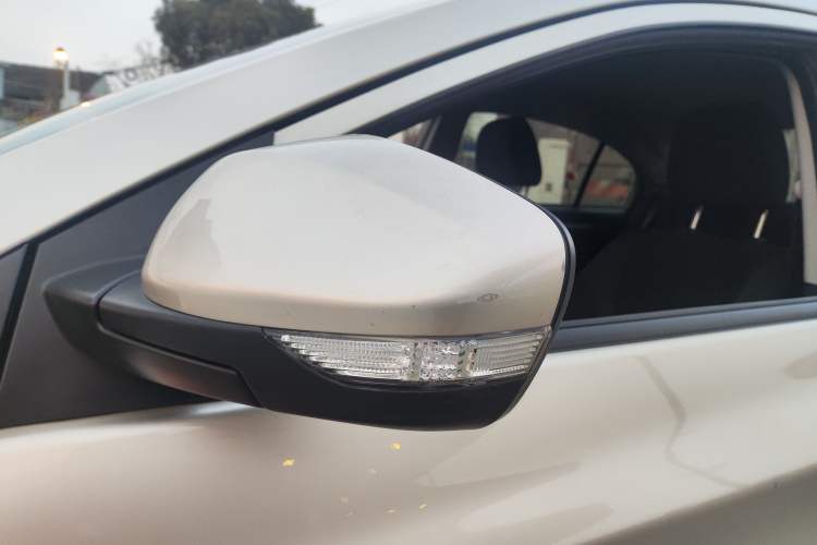 Used Roewe 350 2014 1.5L Automatic Xunda Edition Exterior 9