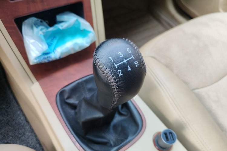 Used Roewe 350 2014 1.5L Manual Swift Edition Gear Lever
