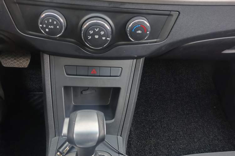 Used Roewe 350 2014 1.5L Automatic Xunda Edition Interior 10