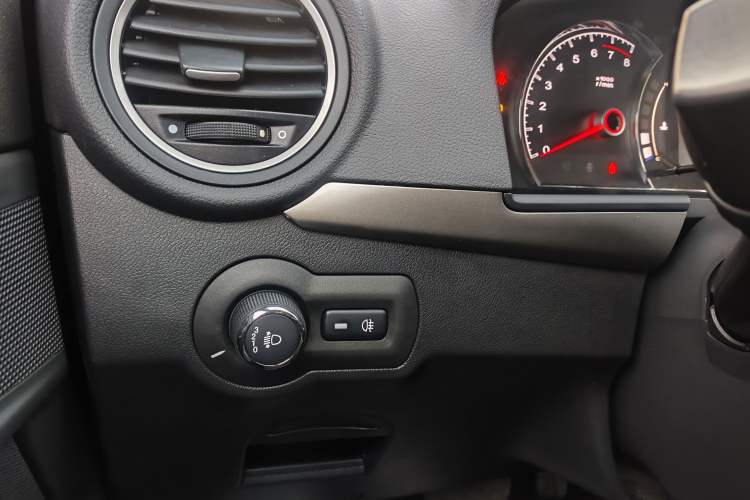 Used Roewe 350 2014 1.5L Automatic Xunda Edition Interior 4