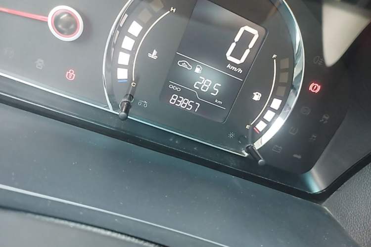 Used Roewe 350 2014 1.5L Manual Swift Edition Odometer Close Up