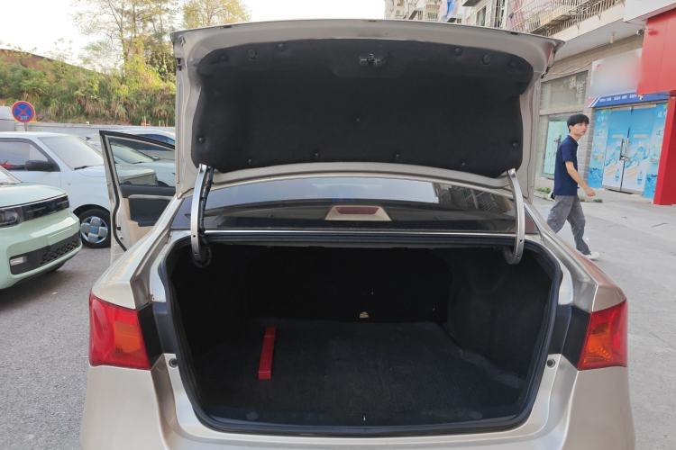Used Roewe 350 2014 1.5L Automatic Xunda Edition Trunk