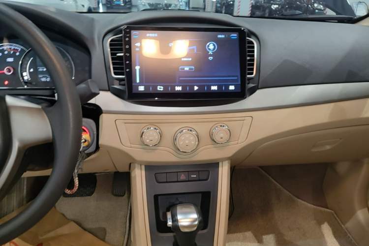 Used Roewe 350 2015 1.5L Automatic Luxury Sunroof Edition Audio And AC Panel