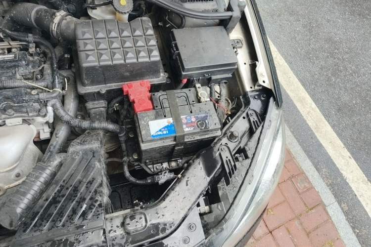 Used Roewe 350 2015 1.5L Manual Luxury Sunroof Edition Engine Bay Left