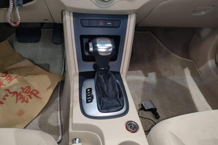 Used Roewe 350 2015 1.5L Automatic Luxury Sunroof Edition Gear Lever