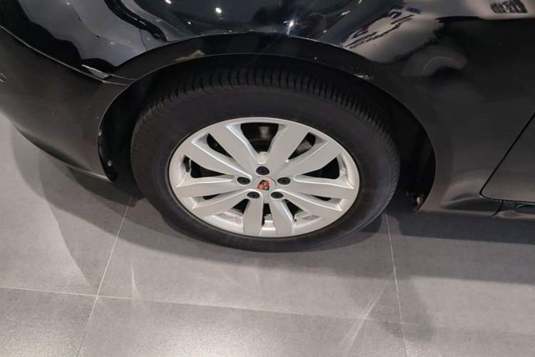 Used Roewe 350 2015 1.5L Automatic Luxury Sunroof Edition Left Front Wheel Hub