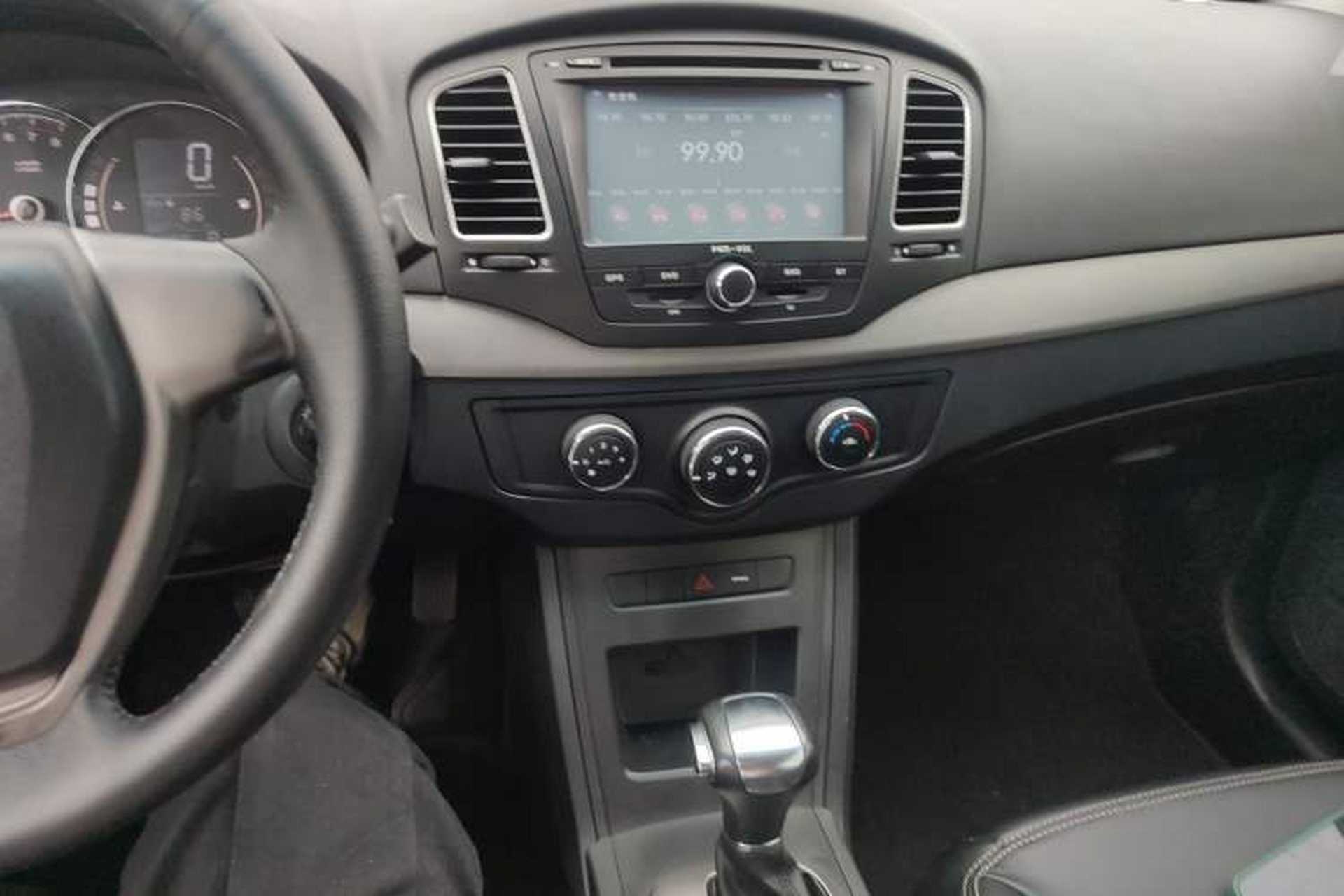 Used Roewe 350 2015 1.5L Automatic Luxury Sunroof Edition Audio And AC Panel